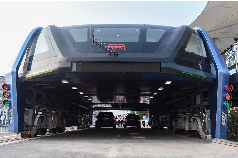China construye bus elevado que literalmente avanza sobre el tráfico